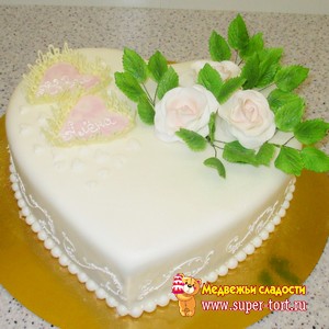 Свадебный торт в форме сердца с розами